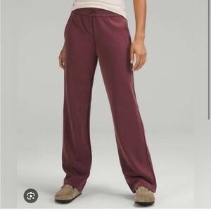 Softstreme High-Rise Pant
Regular in Burgundy